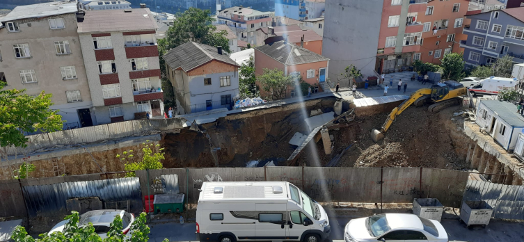 İstanbul'da yol çöktü: Sokaktaki 2 bina mühürlendi